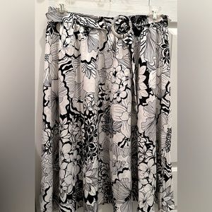 Versona Live for Truth maxi floral soft skirt. Black and white size L